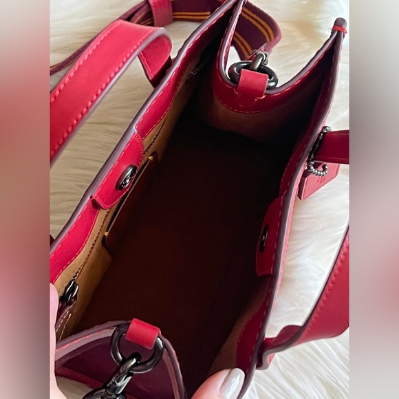 CD750 - Coach Field Tote 22 with Horse and Carriage - Picture 8 of 12